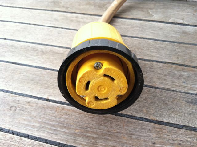 Zoom in marine power cord