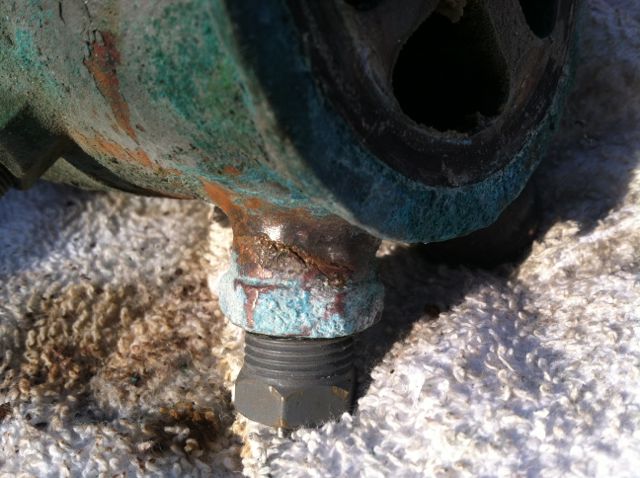 Zoom in Zinc fitting cracked at housing