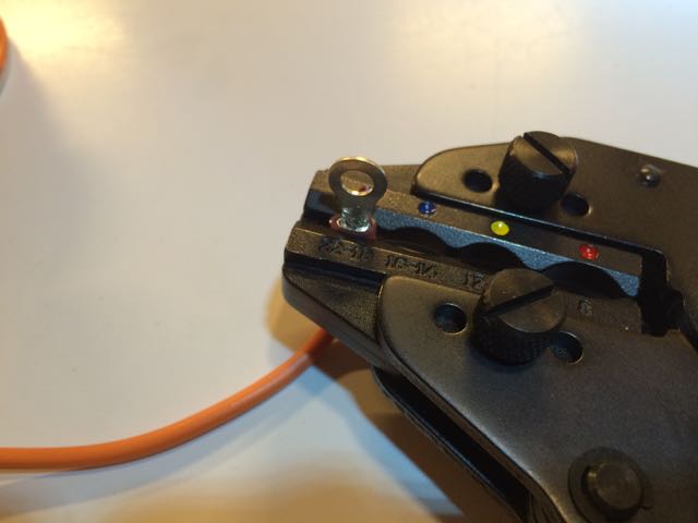 Zoom in wire crimping tool